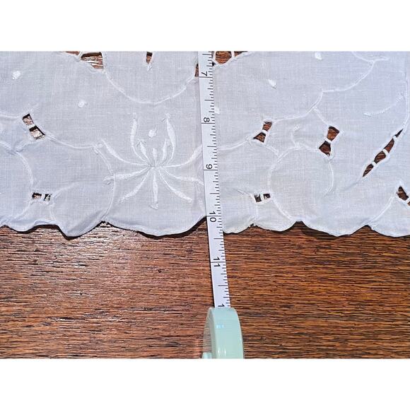 VTG Cotton White Embroidered Floral Eyelet Placemats, Scalloped Edge, Set of 4 - Picture 6 of 8